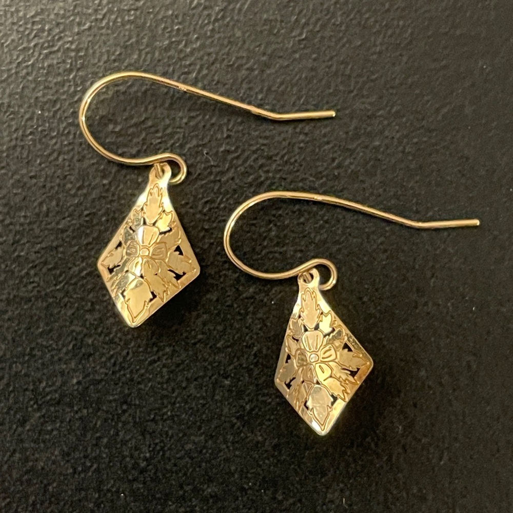 Vintage Engraved Flower Earrings Solid 14k Gold kite pendant dangle drop style